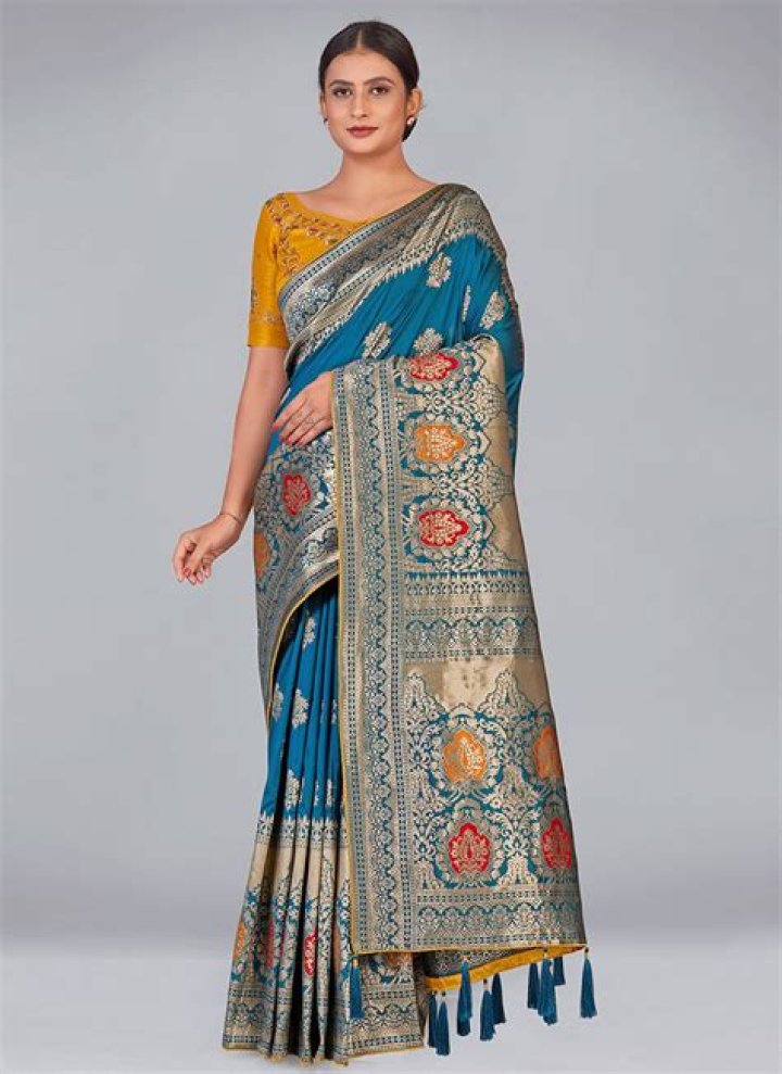 How do you wear an unstitched saree?